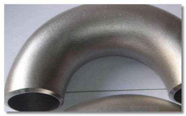 不銹鋼板沖壓模具彎頭材料的黏性較高，斷削特性差